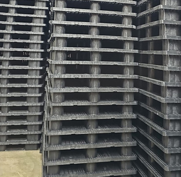 En diciembre de 2024, cerré un trato para vender 200 palets de plástico de 110x130 cm a un colega del sector. Estas transacciones son delicadas, ya que no puedes vender al precio habitual; debes ofrecer un descuento para que el comprador también obtenga beneficios. Además, este lote pertenecía a una empresa de palets de Barcelona, lo que complicaba aún más el acuerdo.
